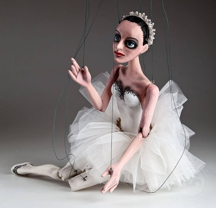 昭和のレア物の高級ヨーロッパ女の子バレリーナ人形マグネット付き。希少品 昭和のレア物の高級ヨーロッパ女の子バレリーナ人形マグネット